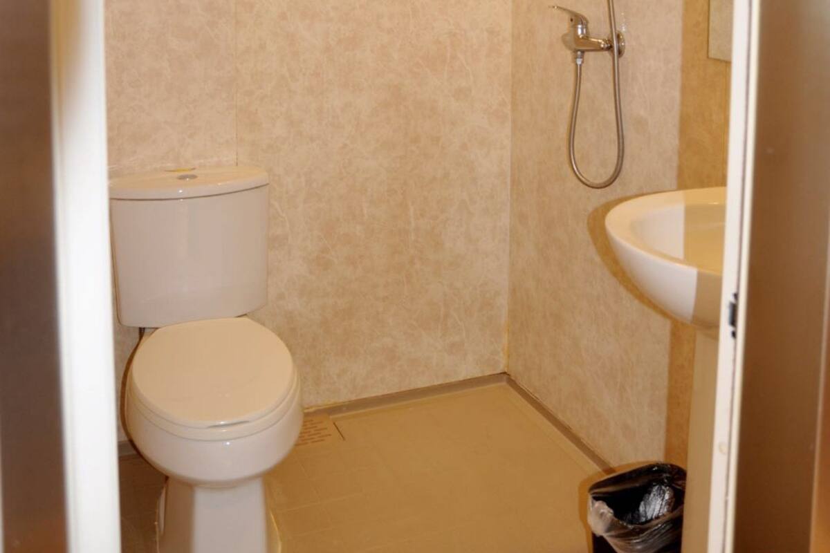 Douche, douche à « effet pluie », articles de toilette gratuits