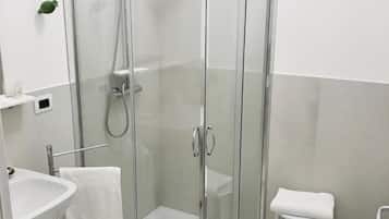 Chambre Double Deluxe, 1 grand lit | Salle de bain | Baignoire relaxante profonde, douche à « effet pluie »