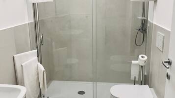 Deluxe Double Room, 1 Queen Bed | Bathroom