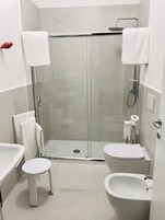 Bañera profunda, cabezal de ducha tipo lluvia