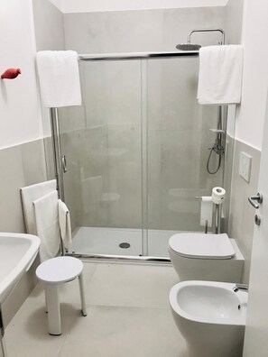 Chambre Double Deluxe, 1 grand lit | Salle de bain | Baignoire relaxante profonde, douche à « effet pluie »