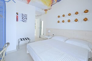 Minibar, caja de seguridad en la habitación y escritorio 