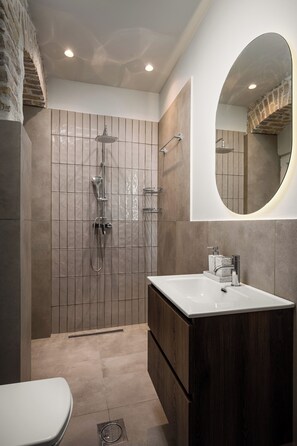 Studio, 1 Double Bed, Ground Floor | Bathroom | Shower, hair dryer, towels, toilet paper
