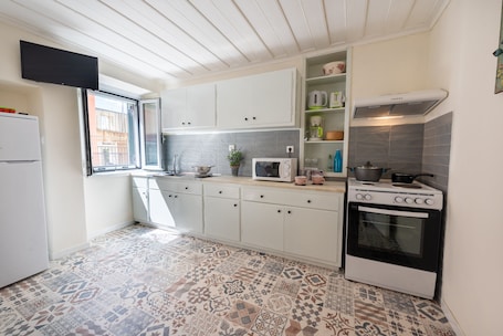 Refrigerador, placa de cocina, tetera/pava eléctrica