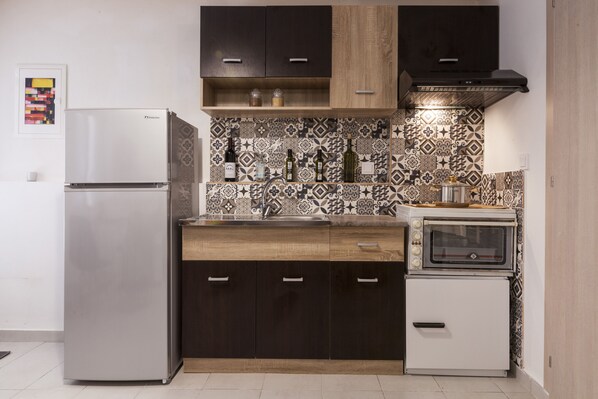 Estudio, 2 camas individuales, planta baja | Cocineta privada | Refrigerador, parrilla de estufa y tetera eléctrica 