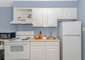 Fridge, microwave, oven, stovetop - Sea Mist 51408 (Myrtle Beach)