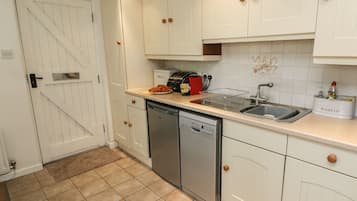 Cottage | Private kitchen | Dishwasher, high chair, cookware/dishes/utensils