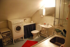 Shower, hair dryer, slippers, towels - Solmyra 56 Gästhem (Kolsva)