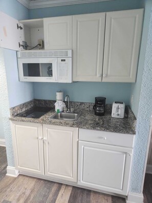 Réfrigérateur, micro-ondes, plaque de cuisson, cafetière/bouilloire