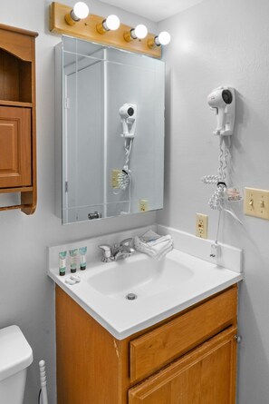 Combined shower/bathtub, hair dryer, towels