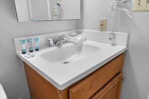 Combined shower/bathtub, hair dryer, towels, shampoo