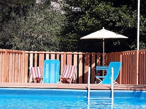 Seasonal outdoor pool, open 10 AM to 7 PM, pool umbrellas, pool loungers - Camping l'Orée des Cevennes (Saint-Jean-de-Valeriscle)