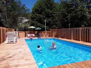 Una piscina al aire libre de temporada (de 10:00 a 19:00), sombrillas