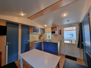 Mobil home Trigano 5 personnes | Private kitchenette | Full-sized fridge, microwave, stovetop, coffee/tea maker - Camping l'Orée des Cevennes (Saint-Jean-de-Valeriscle)