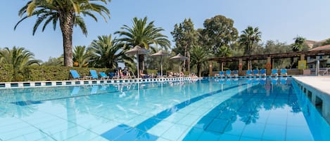 Piscina all'aperto, ombrelloni da piscina, lettini