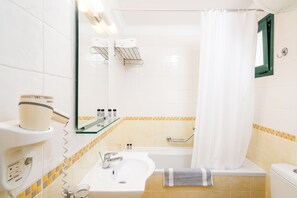 Shower, hair dryer, towels - Helion Resort (Corfu)