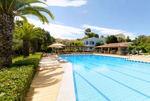 Outdoor pool, pool umbrellas, sun loungers - Helion Resort (Corfu)