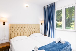 Lägenhet - 1 sovrum - bottenvåning (Type E) | Värdeförvaringsskåp på rummet och mörkläggningsgardiner