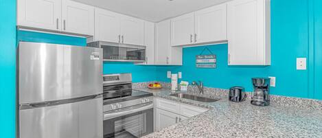 Réfrigérateur, micro-ondes, four, plaque de cuisson