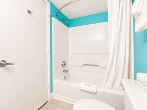 Een bad/douchecombinatie, een haardroger, handdoeken, shampoo
