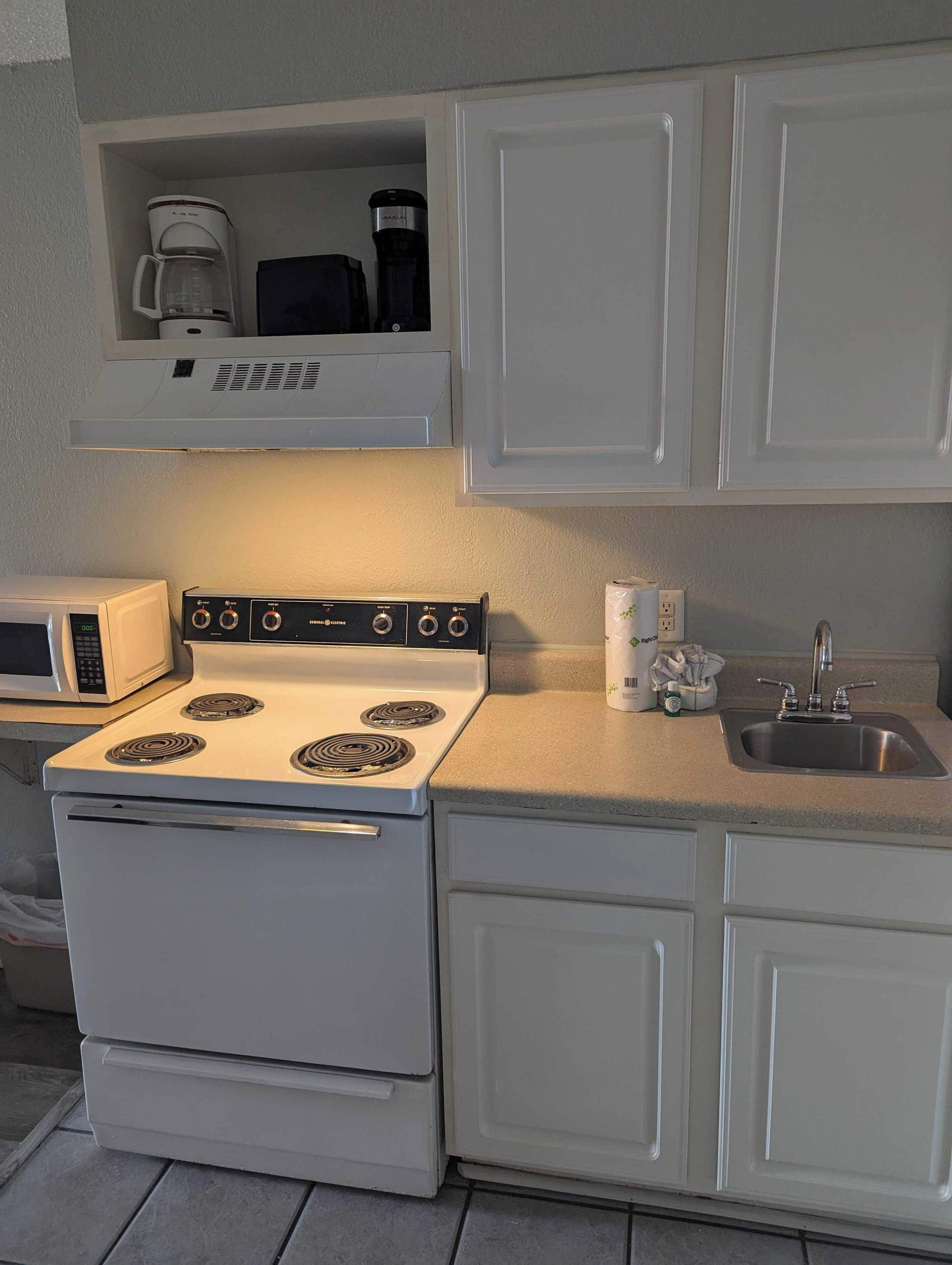 Réfrigérateur, micro-ondes, four, plaque de cuisson