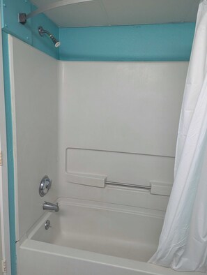 Ensemble douche/baignoire, sèche-cheveux, serviettes fournies, shampoing