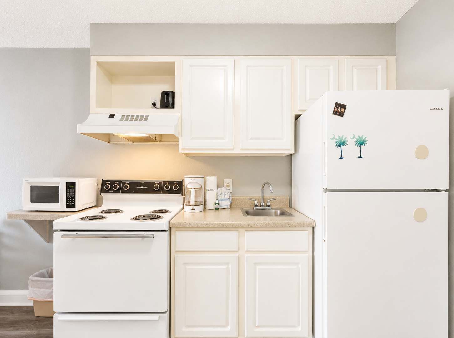 Coffee/tea maker, fridge, microwave, oven