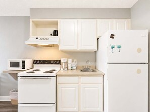 Coffee/tea maker, fridge, microwave, oven