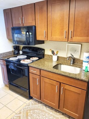 Fridge, microwave, oven, stovetop - Coral Beach 816 LOP (Myrtle Beach)