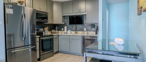 Frigorifero, microonde, forno, piano cottura