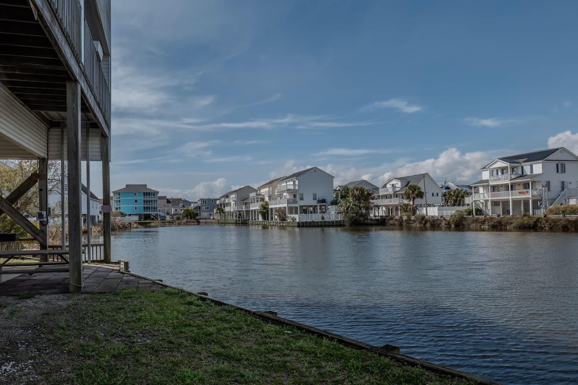 Zona residencial frente al agua, con casas a lo largo de la orilla.