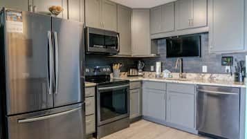 Refrigerador, microondas, horno y parrilla de estufa