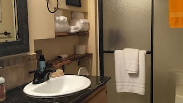 Douche, séchoir à cheveux, serviettes fournies, savon