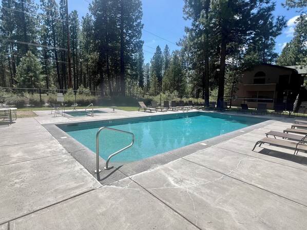 Alberca al aire libre y alberca climatizada