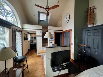 Studio managed and cleaned by owner. High quality linens throughout the condo.