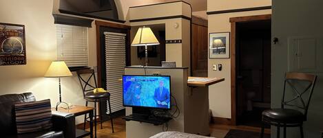 Tabla de planchar con plancha, wifi gratis y ropa de cama