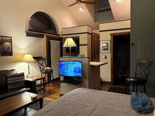Studio managed and cleaned by owner. High quality linens throughout the condo.