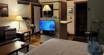Studio managed and cleaned by owner. High quality linens throughout the condo.