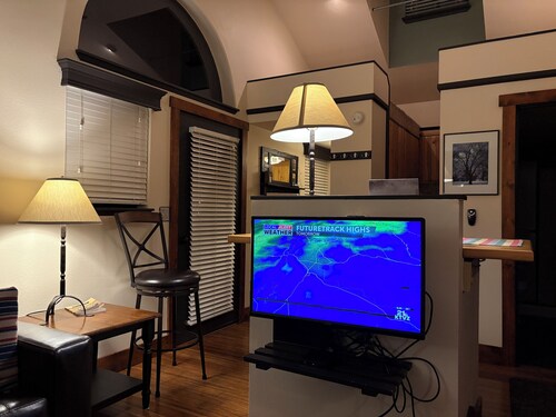 Studio managed and cleaned by owner. High quality linens throughout the condo.