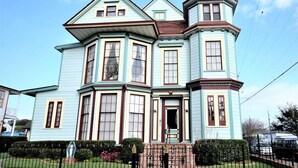 A Victorian-style house with a bay window, a turret, and a front porch. - New Orleans Suite-Lower Garden District (New Orleans)