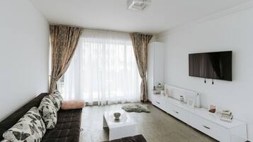 Deluxe Apartment, 1 Katil Ratu (Queen) dengan Katil Sofa, Non Smoking, Balcony | Ruang tamu | 50 cm televisyen skrin rata dengan kabel, TV, pemain DVD