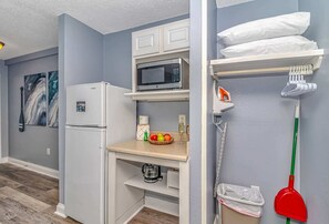 Refrigerador, microondas, cafetera y tetera y tostadora 