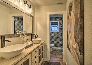 Shower, hair dryer, towels, soap - Stay close to history in Fredericksburg, steps away from Main Street. (Fredericksburg)