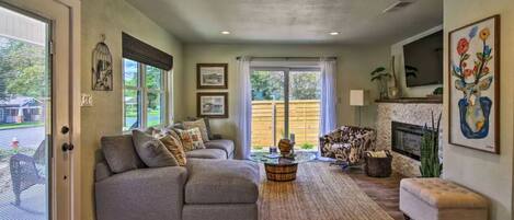 Smart-tv, een open haard en boeken