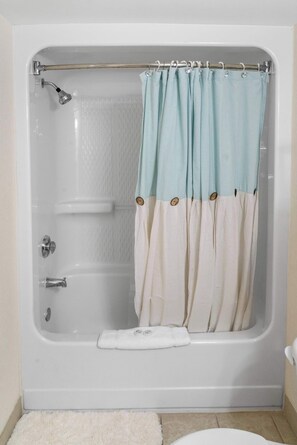 Ensemble baignoire-douche, séchoir à cheveux, serviettes fournies