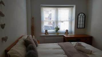 Iron/ironing board, free WiFi, bed sheets