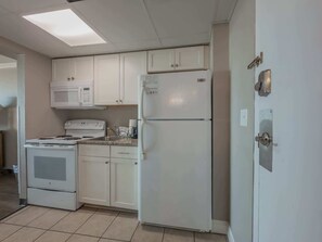 Fridge, microwave, oven, stovetop - Caravelle 422 (Myrtle Beach)