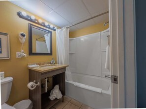 Combined shower/bathtub, hair dryer, towels, shampoo - Caravelle 422 (Myrtle Beach)