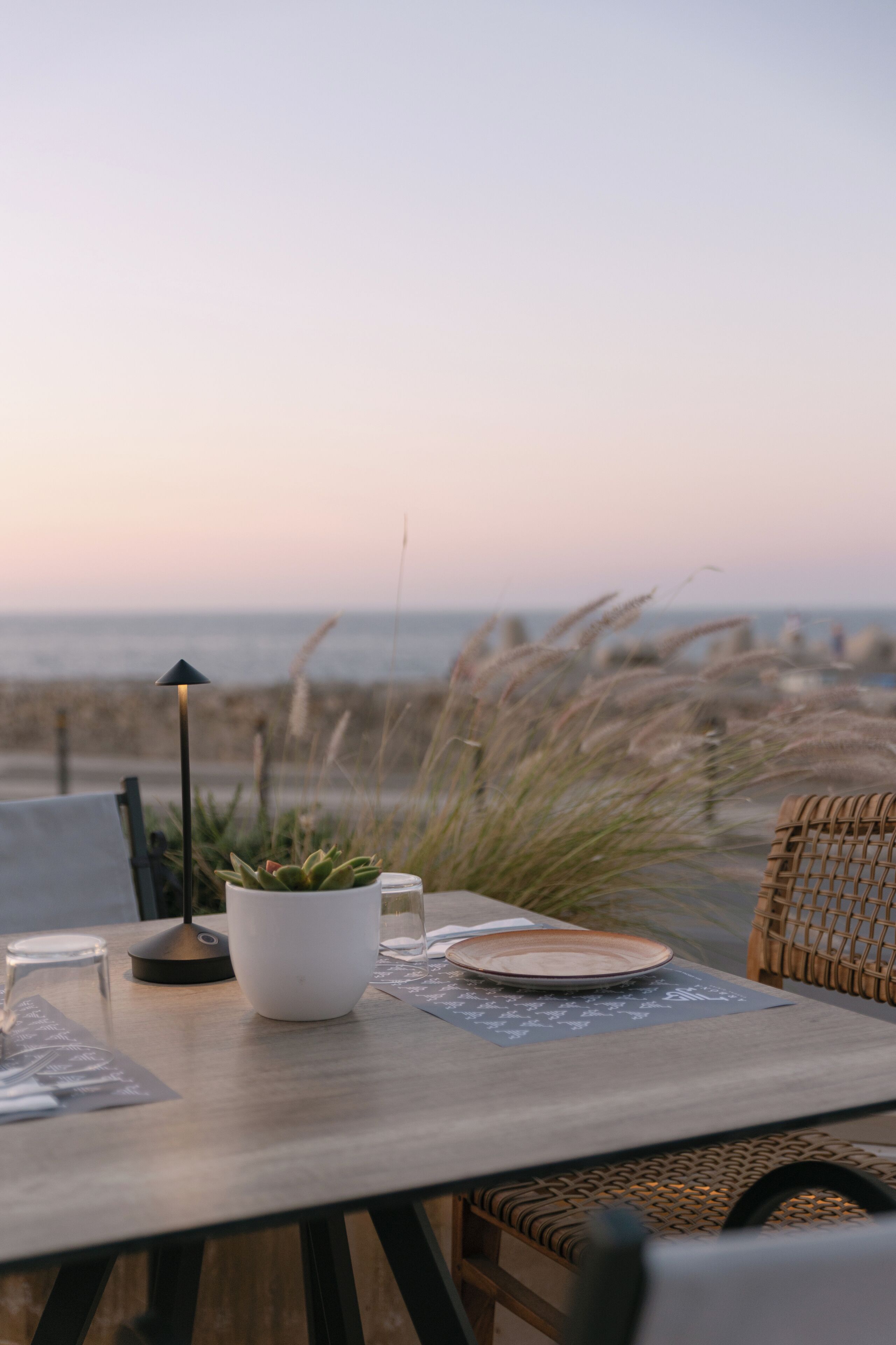 Phục vụ bữa tối, món ăn kiểu Địa Trung Hải, nhìn ra biển 