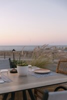 供应晚餐，地中海菜，海景